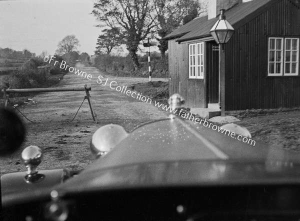 THROUGH WINDSCREEN BORDER POST